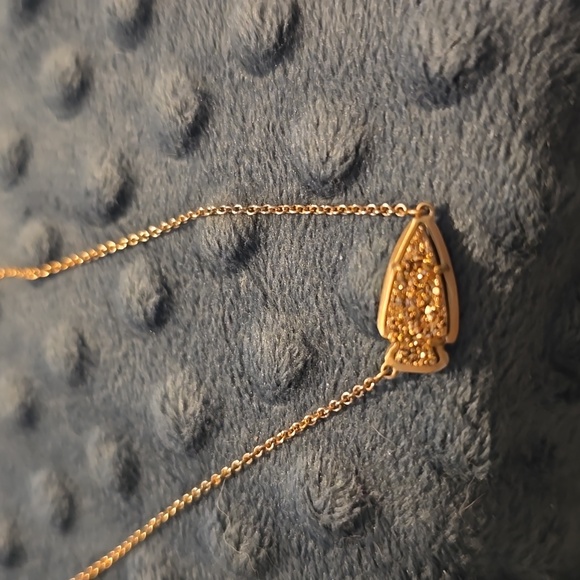 Elegant Gold Necklace with Leaf Pendant